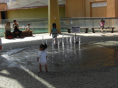 小さな噴水で子供達が遊べる・・・着替え要るけどね。