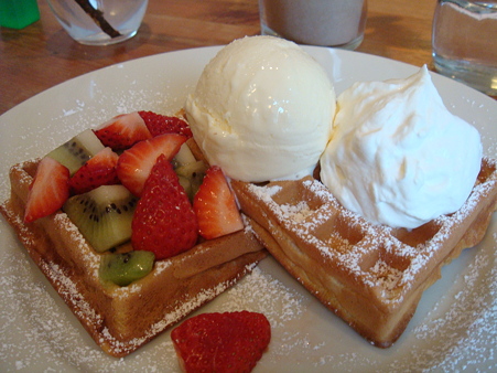 季節のフルーツ&ホイップクリーム&アイスクリーム@Waffle's