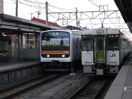 キハ110系と209系(高麗川駅)