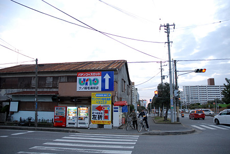 おまけ:旧海岸線に今も残る元・海の家!