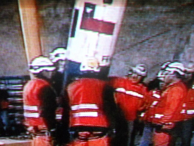 チリ鉱山事故　救出