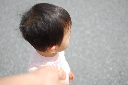手を繋いで