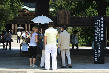 2010.06.01 建長寺 三門 日傘