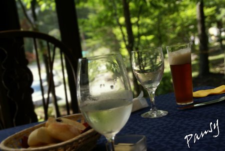 地ビールとワインのあるテーブル・・