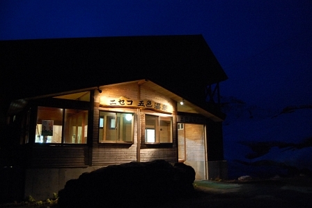 夜の外観