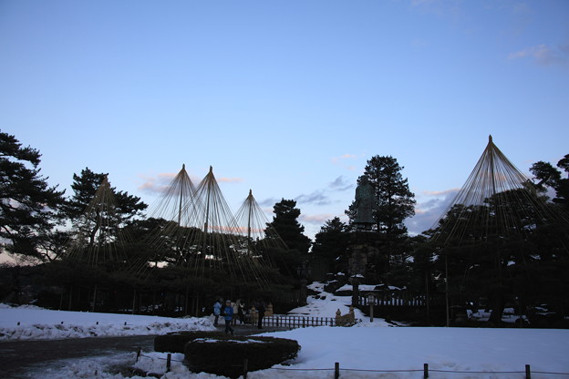 兼六園　日本武尊の像と雪つり