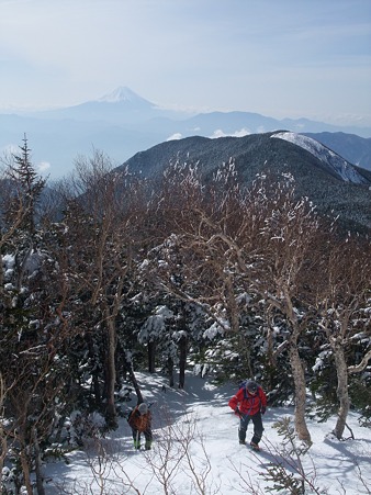 富士山を背負い登る