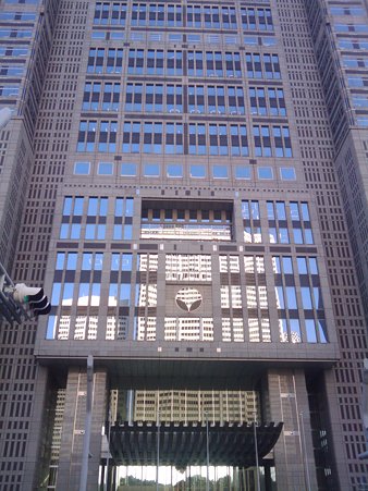 2010-06-02- 都庁正面 ガラスに向いのビルが写っている。17.10.02