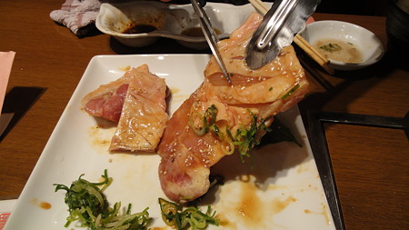 メガチキンは切って焼く 北野田大津屋