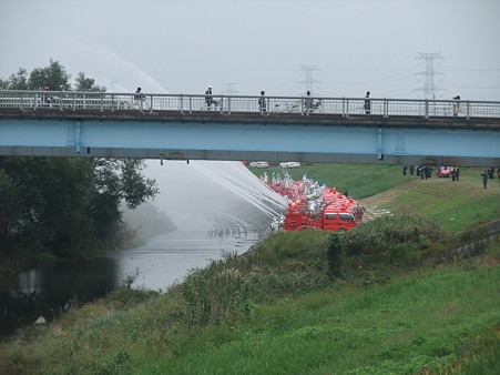 消防団の機械点検放水